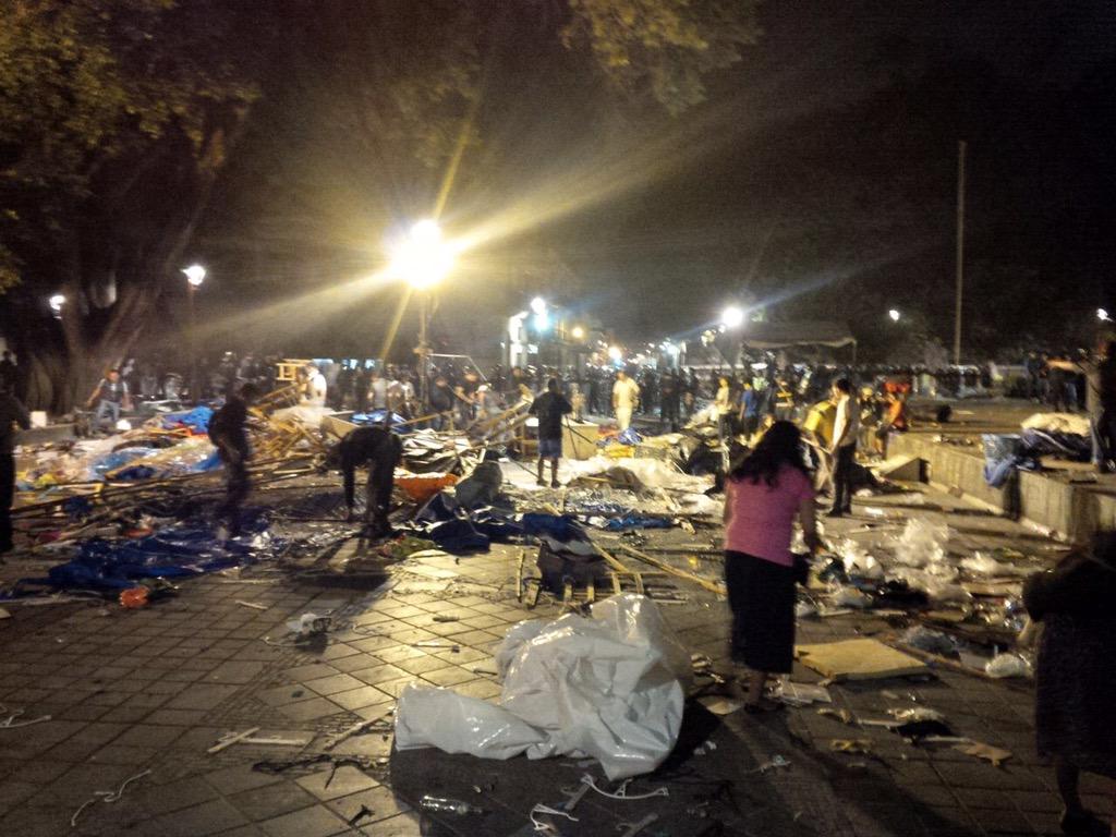 Revista_Tucan's tweet photo. Desalojan a los ambulantes del zócalo de Oaxaca http://t.co/ao3JnL1ala #Tucán http://t.co/29JxnPI5C9