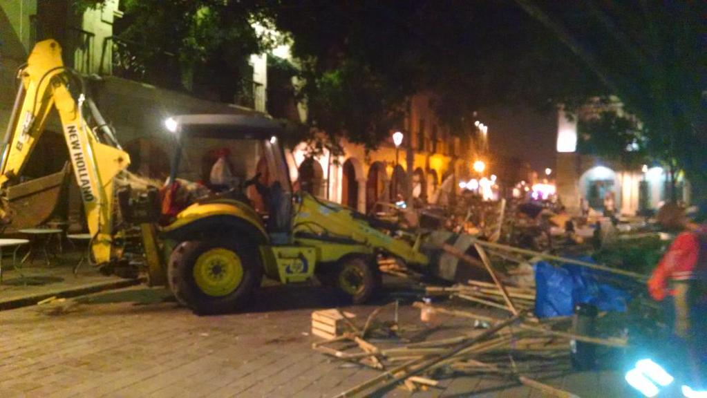 Revista_Tucan's tweet photo. Desalojan a los ambulantes del zócalo de Oaxaca http://t.co/ao3JnL1ala #Tucán http://t.co/29JxnPI5C9