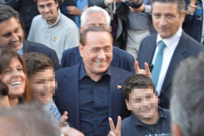 Foto con le corna: Berlusconi scherza con bambino di 11 anni a Rapallo