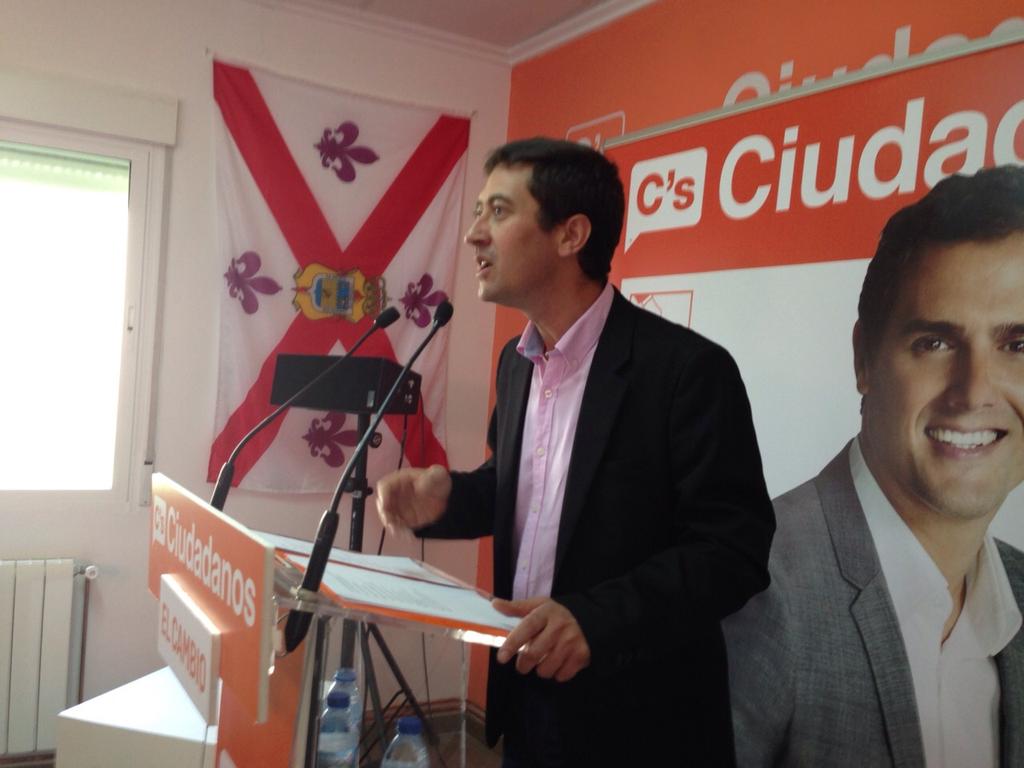 angel_ligero's tweet photo. Compartiendo la #IlusionNaranja con los compañeros de Tarancon http://t.co/iQu5cMWBif