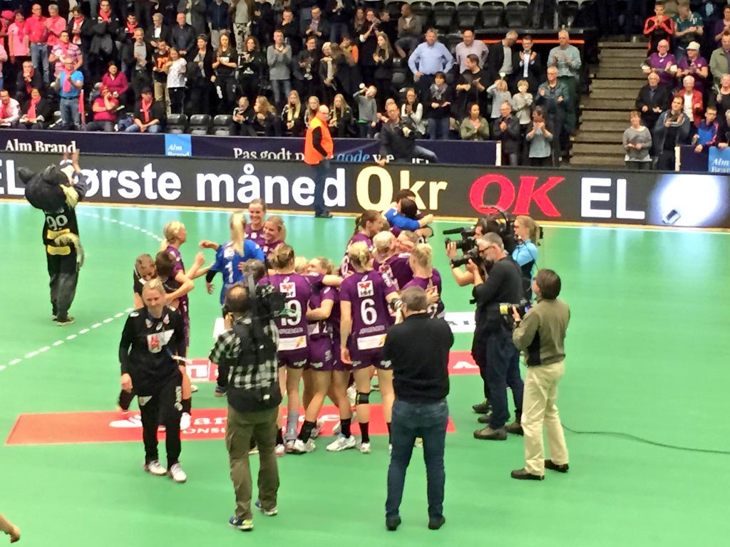 BeInAlex's tweet photo. #Handball : Le @FleuryLoiretHB s'incline 24-19 face au FC Midtjylland mais prend déjà date avec l'avenir

#FinaleCWC http://t.co/zkcn1q9EBr