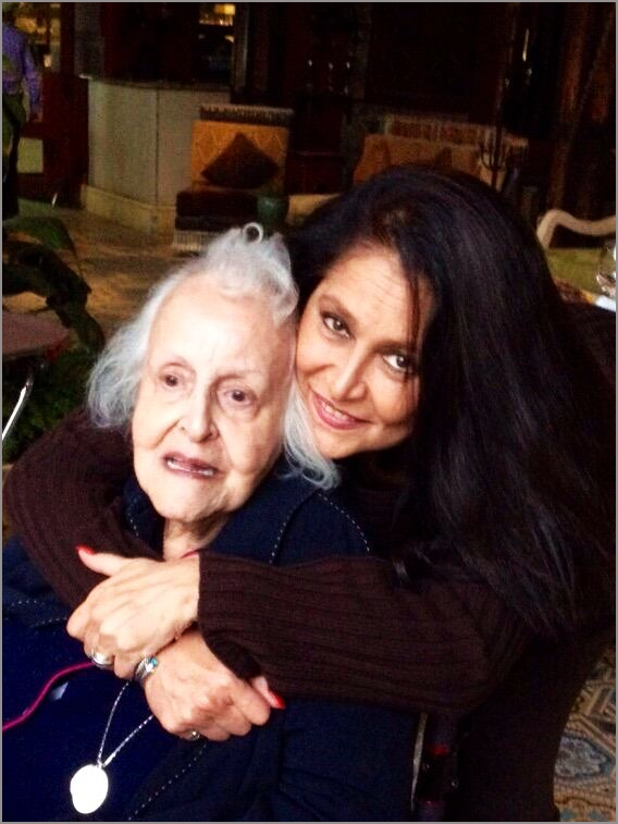 DanielaRomoWeb's tweet photo. #FelizDíaDeLaMadre #DanielaRomo #DoñaTereCorona http://t.co/17PvNiKmKB