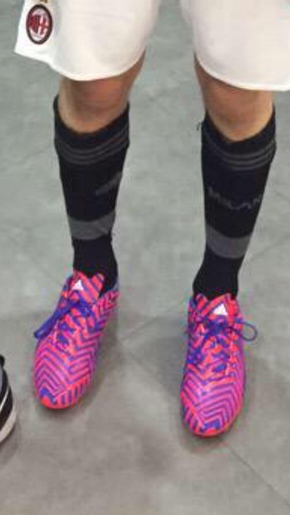 bandbrews's tweet photo. luke 's legs being 100000x attractive than me http://t.co/qw4YiI31v3