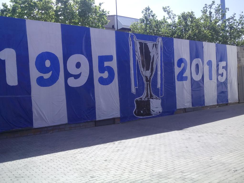 Ligallo1986's tweet photo. Si no nos dejan tifar en el campo, tifamos en cualquier lado ¡Ante todo Zaragoza! http://t.co/i8B0Up9a2Z