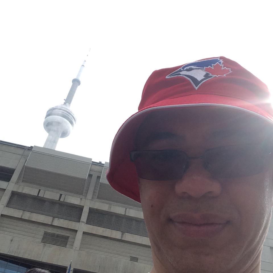 SpadinaD's tweet photo. @BlueJays in line at Dome.  Go jays!! @BringerOfRain20 http://t.co/LSUZPaYXKE