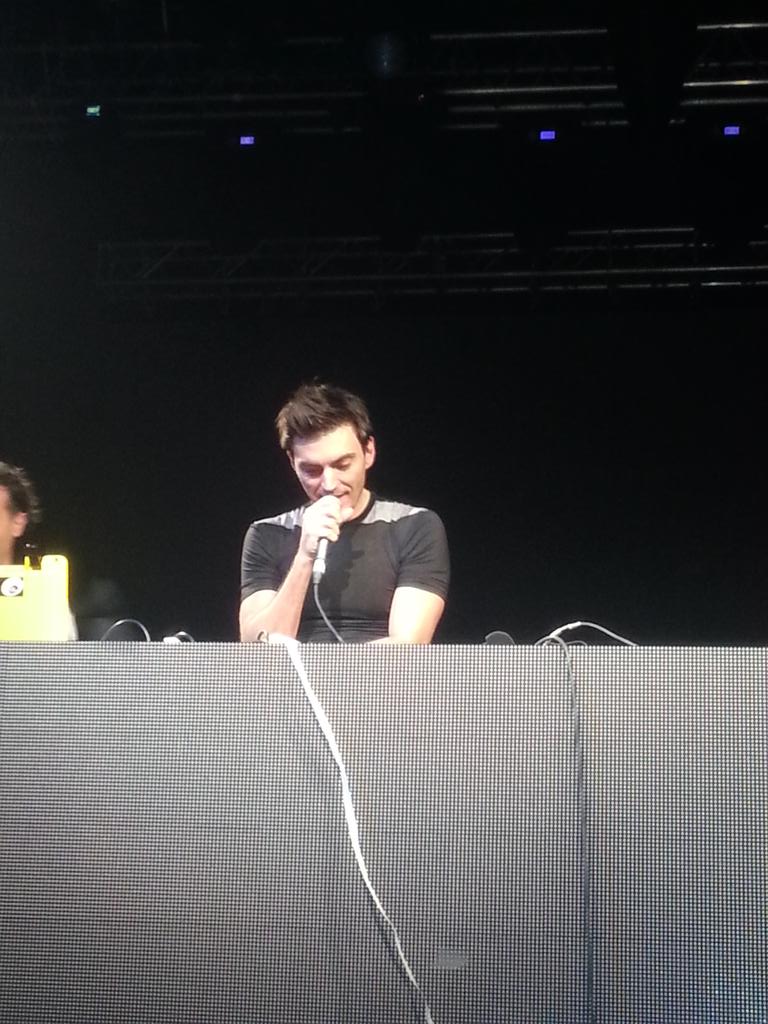 sevengianvy's tweet photo. Zitti tutti: suona/canta/e soprattutto ci fa SALTARE @gabryponte! Grazie per la magnifica serata...simply the Best! http://t.co/PMB9tqmN0l