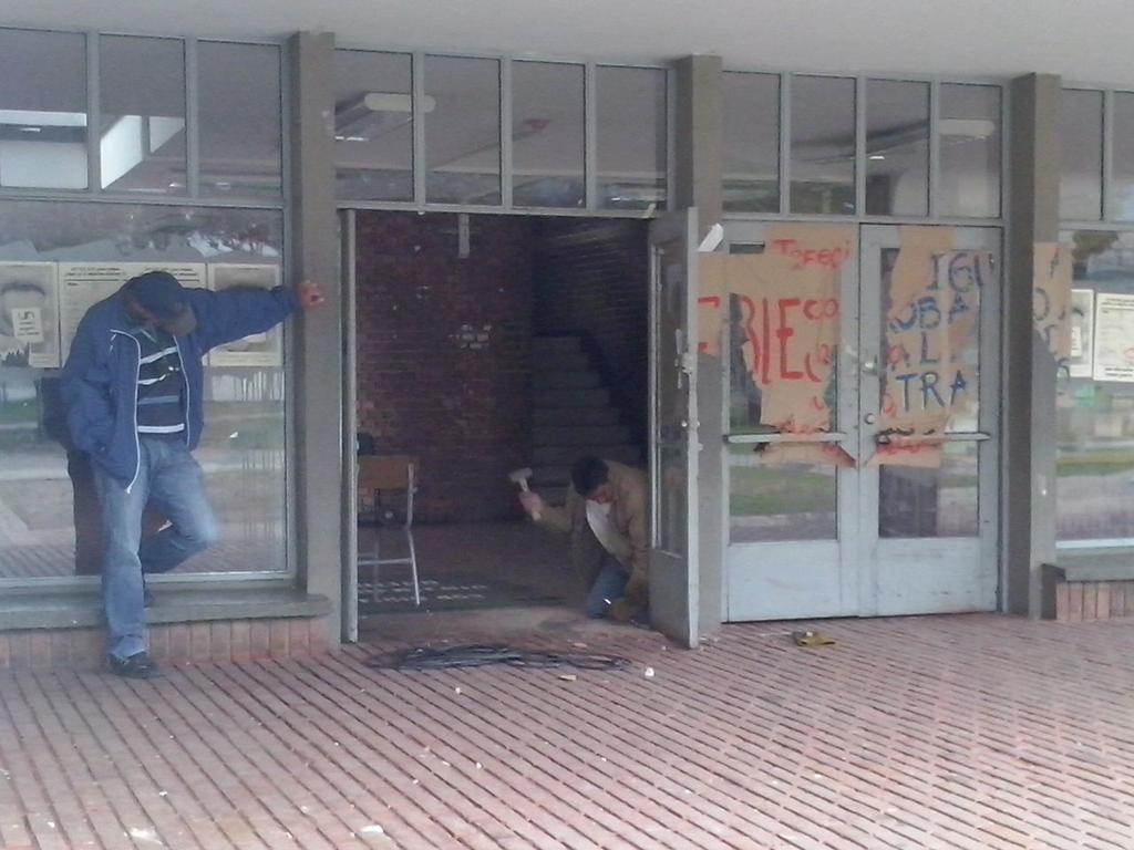 trochandoenlac's tweet photo. Personal de mantenimiento #unal  retira puertas de facultades de Química, FEM y Aulas de Ingeniería.
@ElRebelde_MA http://t.co/UMO0Ulboay