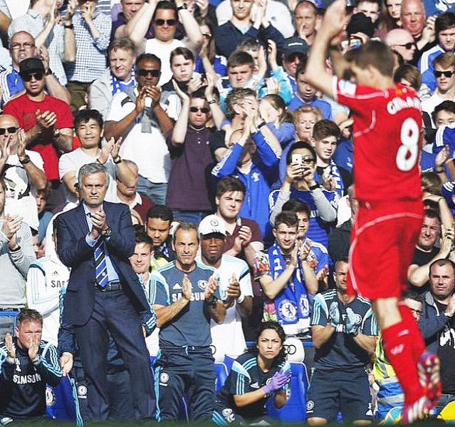 mfuster's tweet photo. Seguramente, la foto de la temporada. Gerrard se despide de Stamford Bridge entre aplausos. Viva el fútbol! http://t.co/VVCJHeucCH