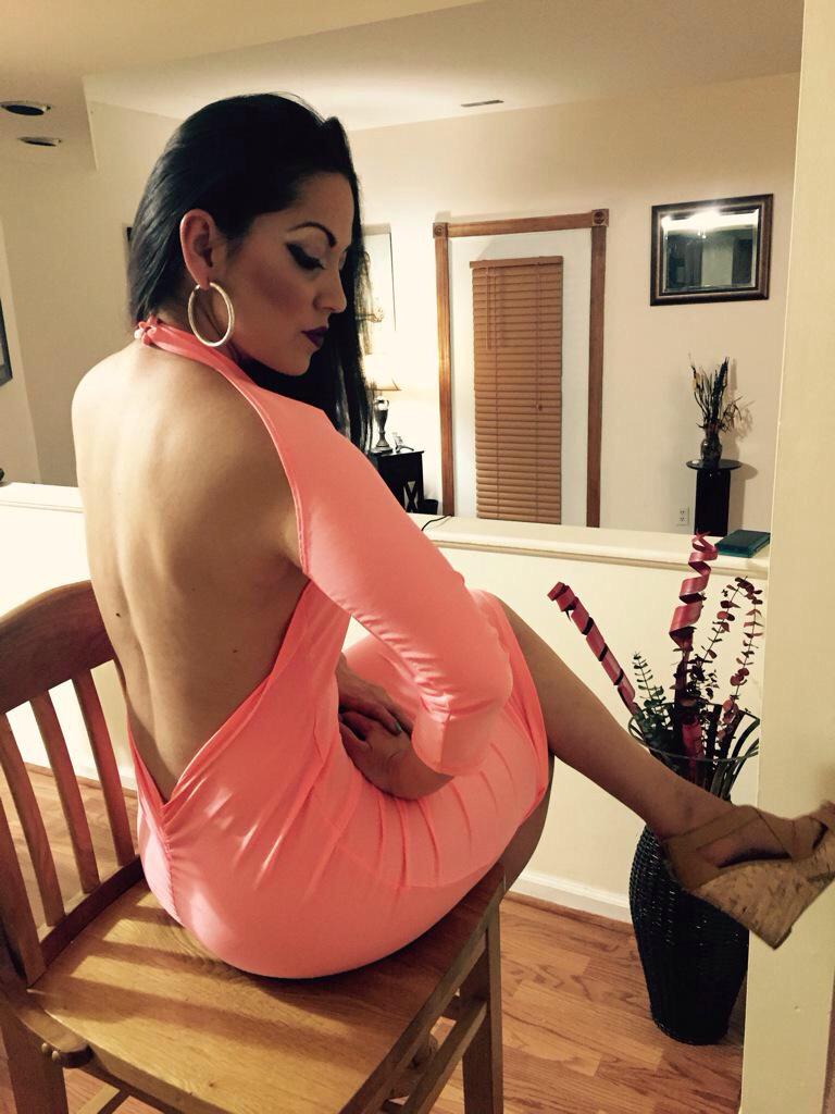 iFendiFlex's tweet photo. NIGGA THIS MY MOM LMFAOOO “@JuniorNumbaNine: Look how good my momma looks today #MothersDay http://t.co/d3Pdl1XjkO”