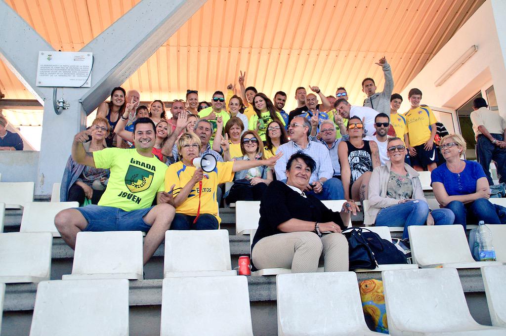 Gol_Cat's tweet photo. [DIRECTE] Imatge de la gran família del @vilaseca1966, que omple el camp de la UE Deltebre en un dia històric #2cat6 http://t.co/HK9fyGhuRU