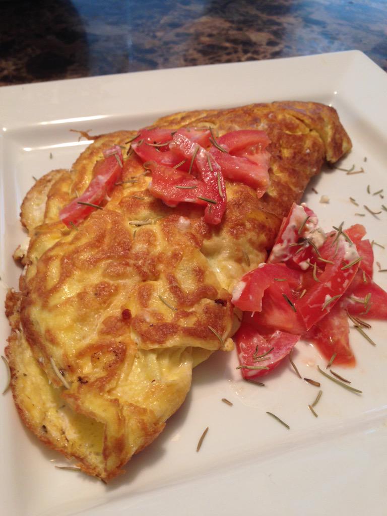ellaaclan98's tweet photo. Salmon cream cheese omelette ✌️ #ChefElla #justcauseilovemymommy http://t.co/DhGhcIktCd