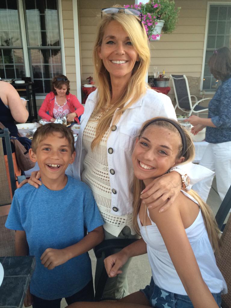 saucyssidekick's tweet photo. happy Mother's Day to my hot mom👸🏼💓 http://t.co/CEkKj4WuQj