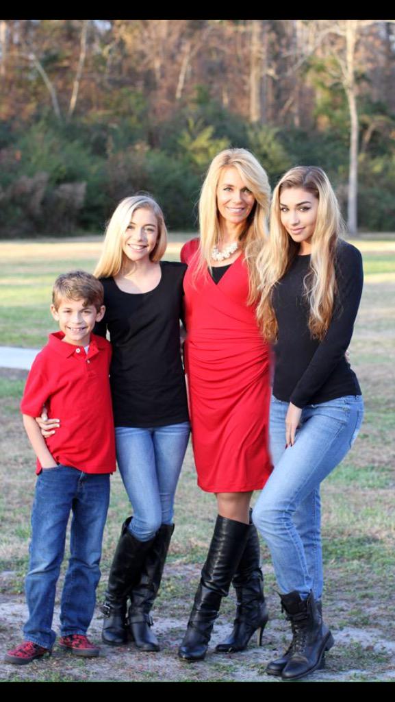 saucyssidekick's tweet photo. happy Mother's Day to my hot mom👸🏼💓 http://t.co/CEkKj4WuQj