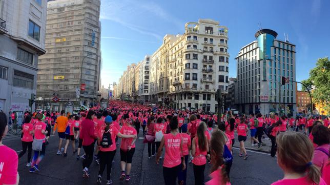 antena3com's tweet photo. Más de 32.000 mujeres tiñen de rosa el centro de Madrid contra el cáncer de mama #PasosRosas
http://t.co/inlssGF5v8 http://t.co/8eZ5es5XTV