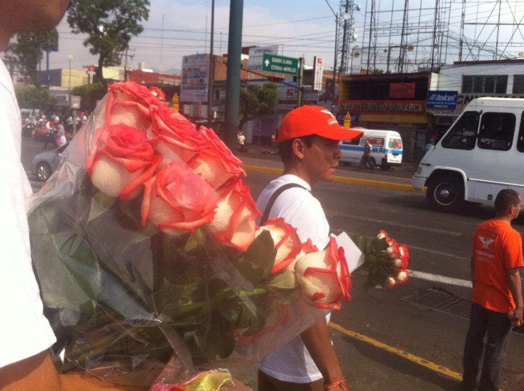Al movimiento naranja no lo paran, hoy deseamos felicidad a todas las madres michoacanas. #ArmemosUnaNuevaHistoria