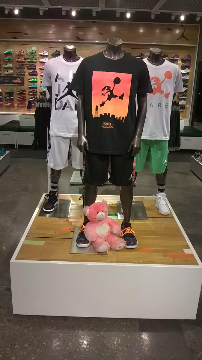 CuddlesMrs's tweet image. Hey look, it's the #harebear
 #hare #Jordan #flyzone #nike #virginiabeach #lynnhavenmall #MrsCuddles