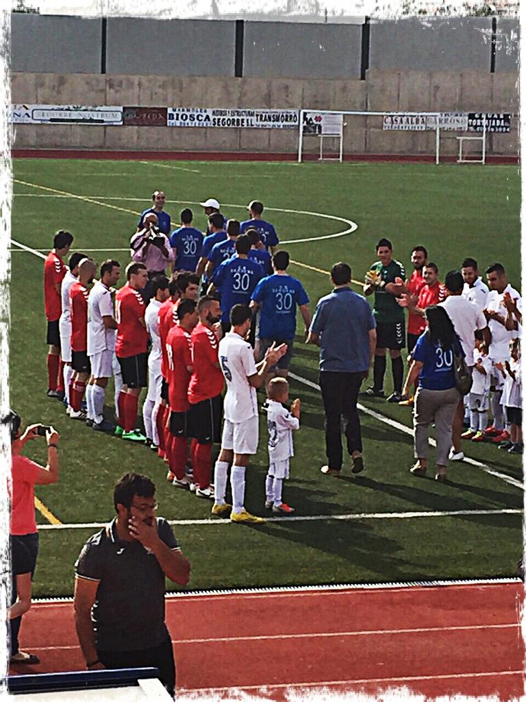 CbSegorbe's tweet photo. El #espírituSisterre en toda su extensión : grandeza y señorío incluídos.  Pasillo y Saque de Honor para el recuerdo. http://t.co/sYC5xW4wWg