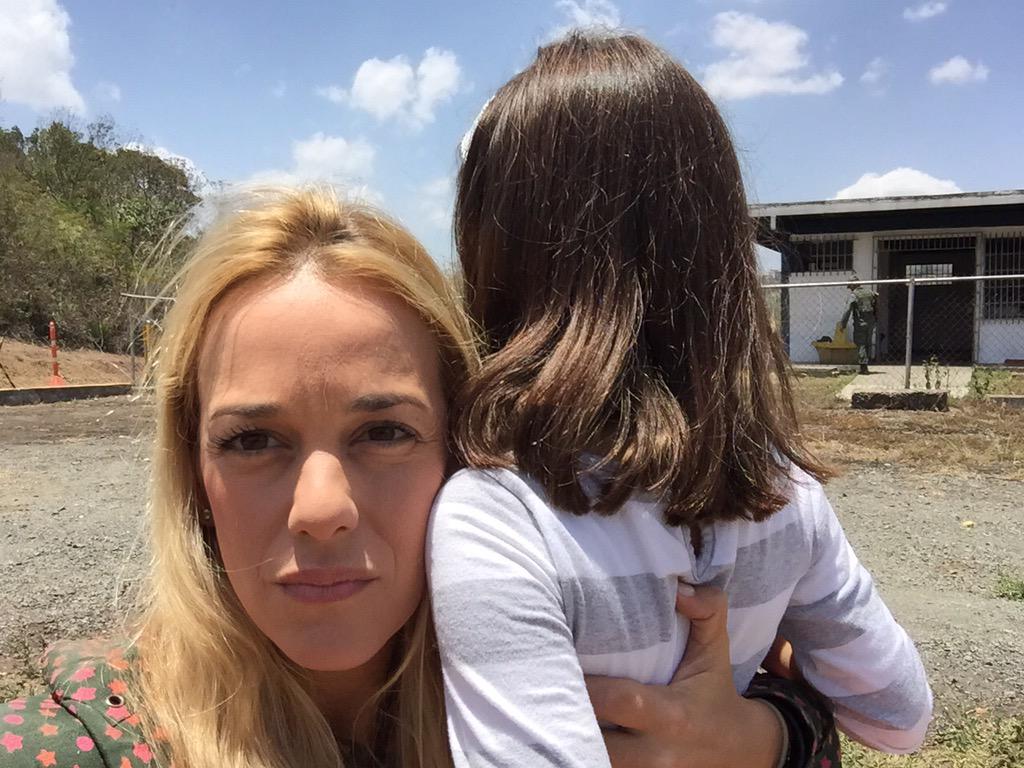 liliantintori's tweet photo. Me niego, mis hijos son unos menores y solo deben entrar acompañados de sus representantes #MadresPorVzla http://t.co/5h6M14T1Ce