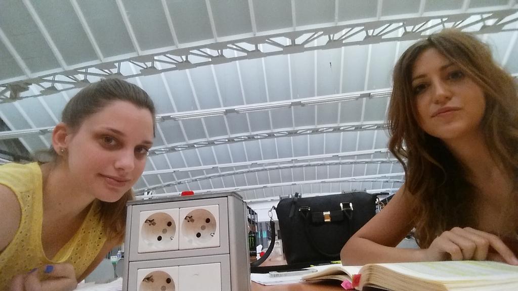 EstherPalacio's tweet photo. Tarde de privado con @irennejmz #Biblioteca #upo http://t.co/S6a5b4WbG8