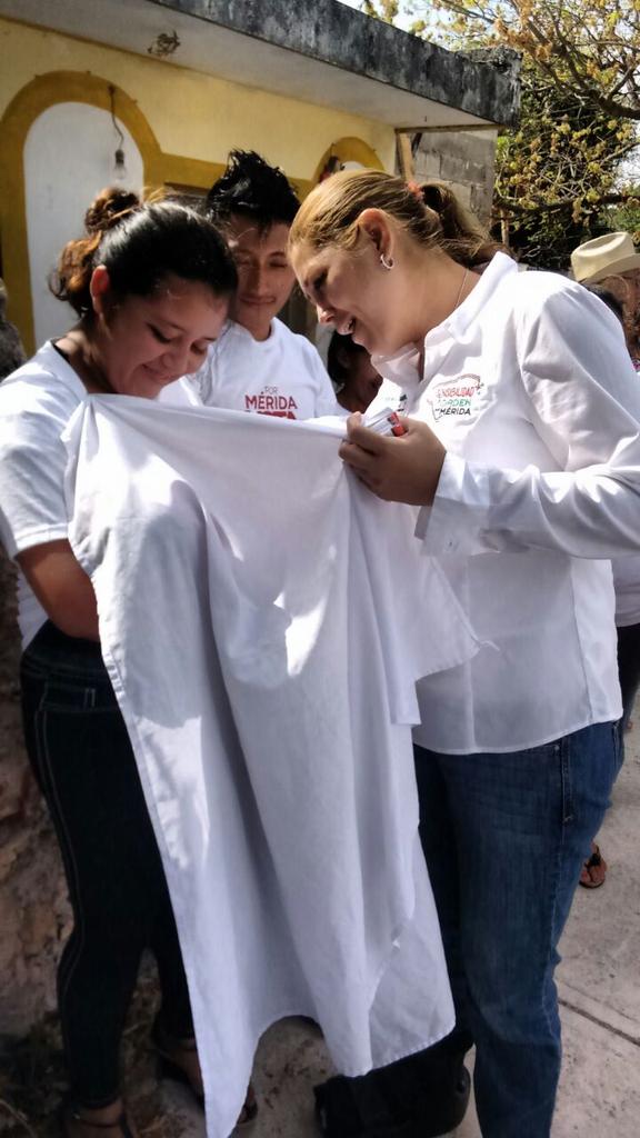 veronicacamino's tweet photo. Jóvenes de Caucel piden bienestar para su familia. En el PRI los escuchamos y nos comprometemos con sus necesidades. http://t.co/kcJ7l9uZfN