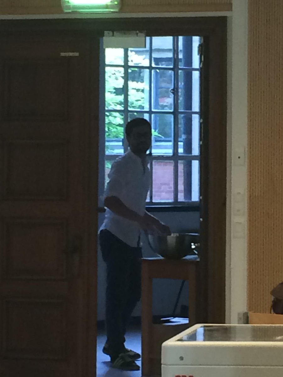 ace_ulb's tweet photo. L'AEAD nous prépare de la sangria en coulisses, ça va être tout bon #AGACE15 http://t.co/eI97C9OShR