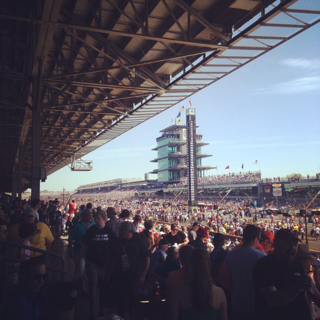 elocinasiram's tweet photo. Two weeks from today I get to go back to Indiana and go to the Indy 500. I'm so excited 😄😄😄😄 #indyweekend http://t.co/OeYJwUYGlj