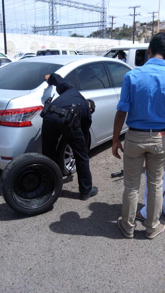 NBCSnoticias1's tweet photo. Policías Municipales adscritos al área de educación vial auxiliando a la ciudadanía http://t.co/p8xVaYxh73