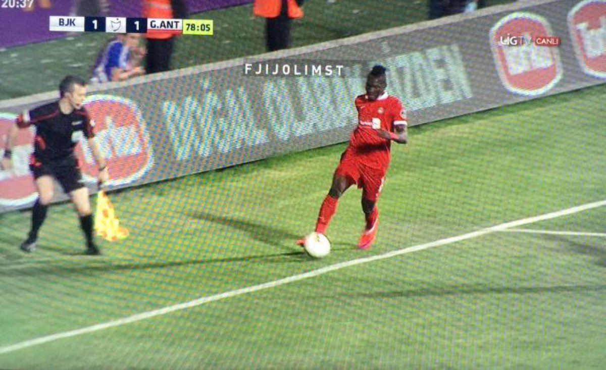 Yok canım ne çıkması. İncinmiştir o,  çıkık olsa duramazsın.