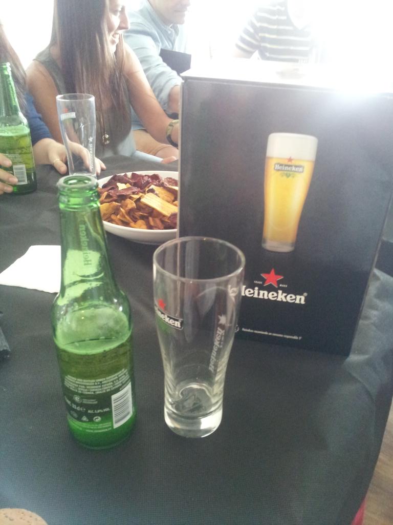 LoReNNa_BF's tweet photo. Disfratando de la cata de @beerexperienced  #Thebeerexperience #tbeloger me encanta el regalito de vasos!! http://t.co/cNJ46f4Kjn