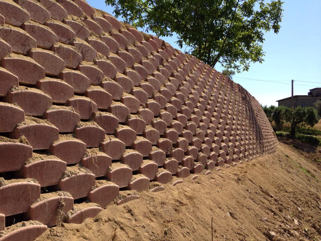aziendatedeschi's tweet photo. MURI VERDI/ reggi scarpata ... L'eleganza sta nella semplicità. http://t.co/kxisNXdq50