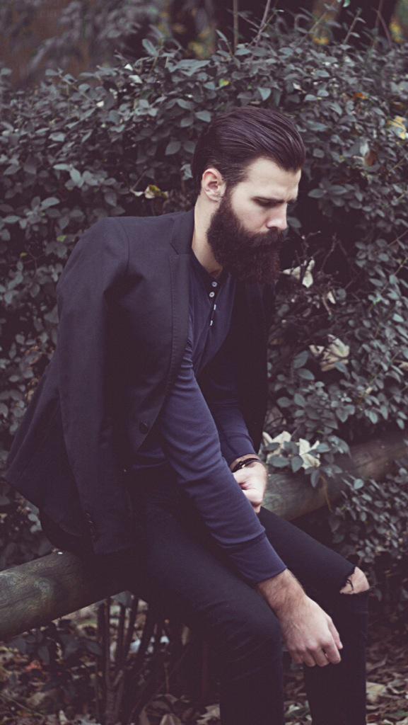Sleek hair, full beard 🙌