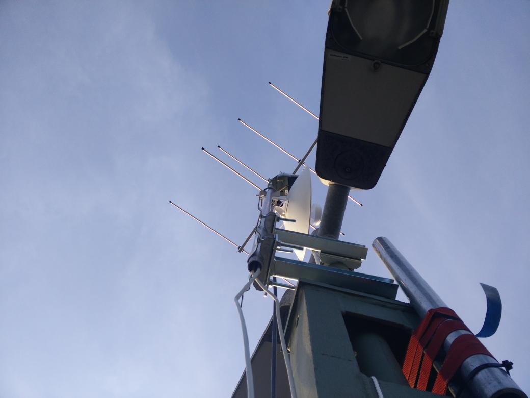 dm6a_mannheim's tweet photo. Antennen auf dem Masten an #dm6a : 2 m Yagi und Hamnet #hamr #hamradio http://t.co/ADS9IEK0yJ