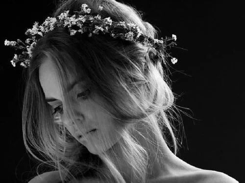 تَليقُ بي زَعامتيْ ~ و ~ تَليقُ بكِ نزعَة كبريائُكِ وليفعَل كِلاناْ ما يُجيد ✍