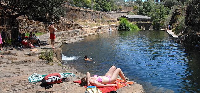 hoyextremadura's tweet photo. Contra el #calor, 60 rincones extremeños para refrescarse en plena naturaleza http://t.co/BYKWYHRjTd @hoyextremadura http://t.co/KQtrir9GTv