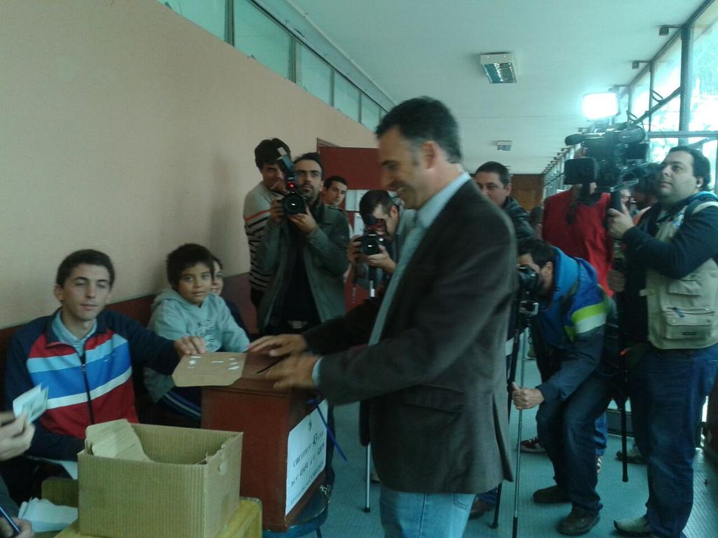 Ahora, <a href="/ORSIintendente/">Yamandu Orsi</a> votando en el Circuito 43, local de Utu Canelones