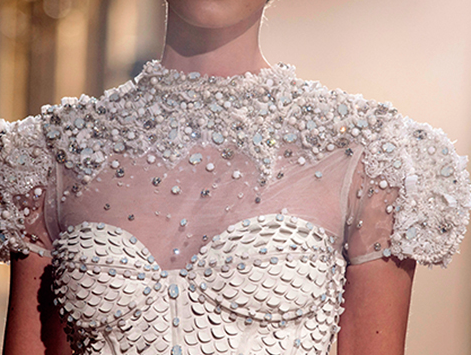 Dazzling details with #Swarovski: bit.ly/1GTk12T #OscarCarvalloParis