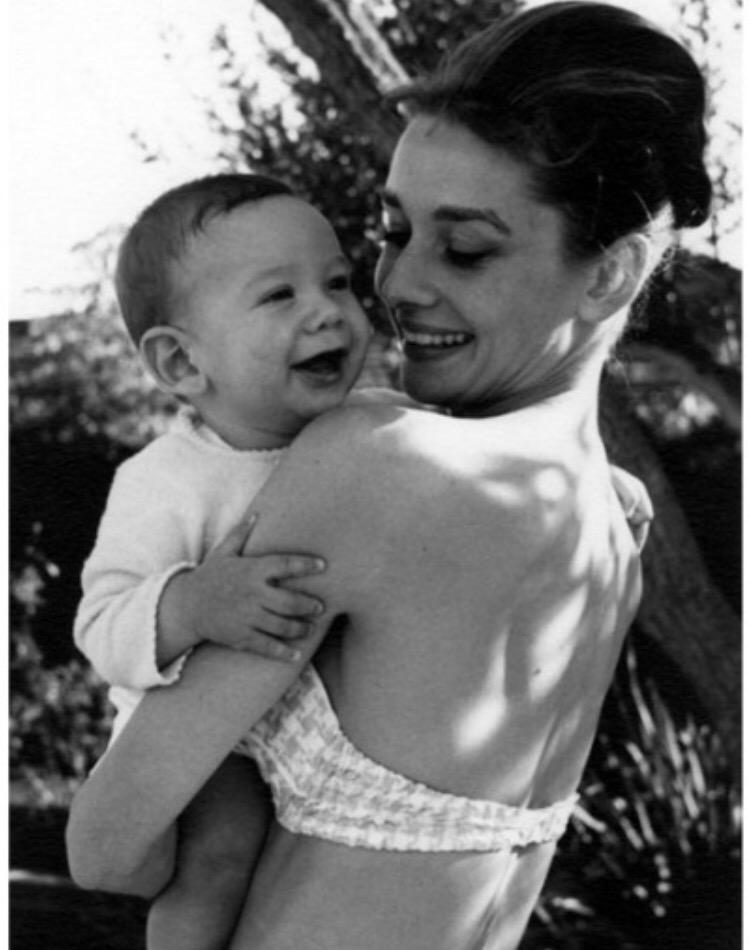 botiquindestilo's tweet image. #AudreyHepburn &amp;amp; #SeanHepburnFerrer en Beverly Hills año 1961 #vintage #MothersDay