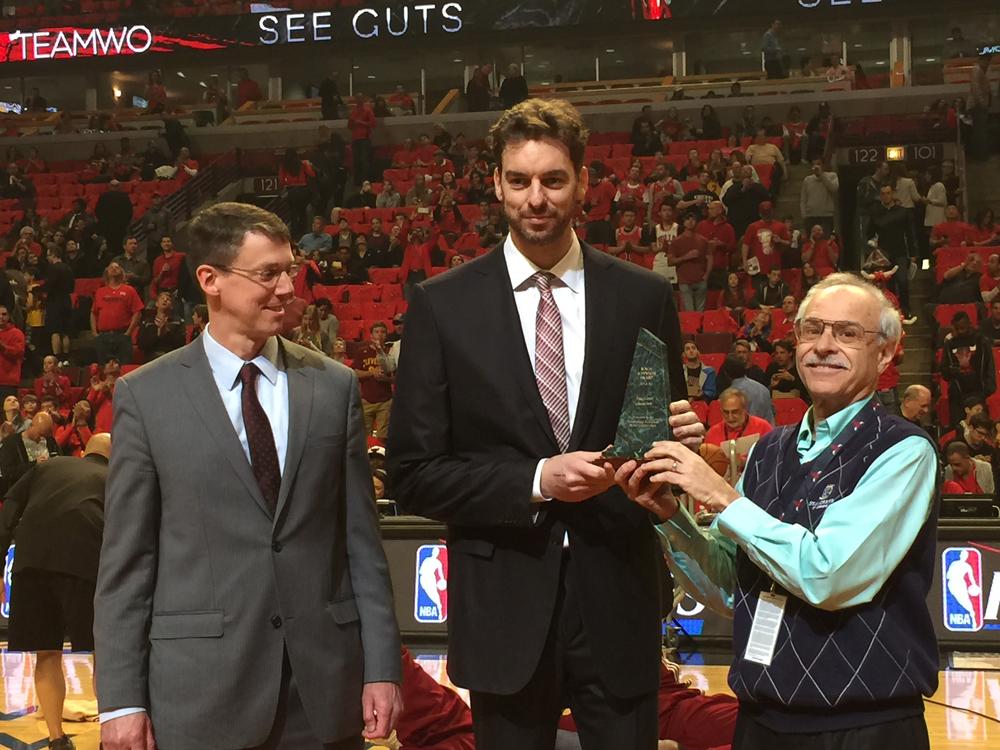 chicagobulls's tweet image. Prior to tip, @SamSmithHoops presents @paugasol with the 2015 Magic Johnson award.