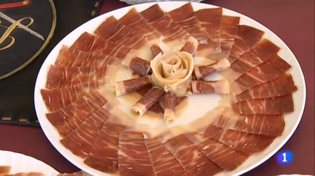 telediario_tve's tweet photo. El Salón del Jamón Ibérico que se celebra en Jerez de los Caballeros está dedicado a elegir el mejor jamón @RTVE_Ext http://t.co/PhiMVBwuxP