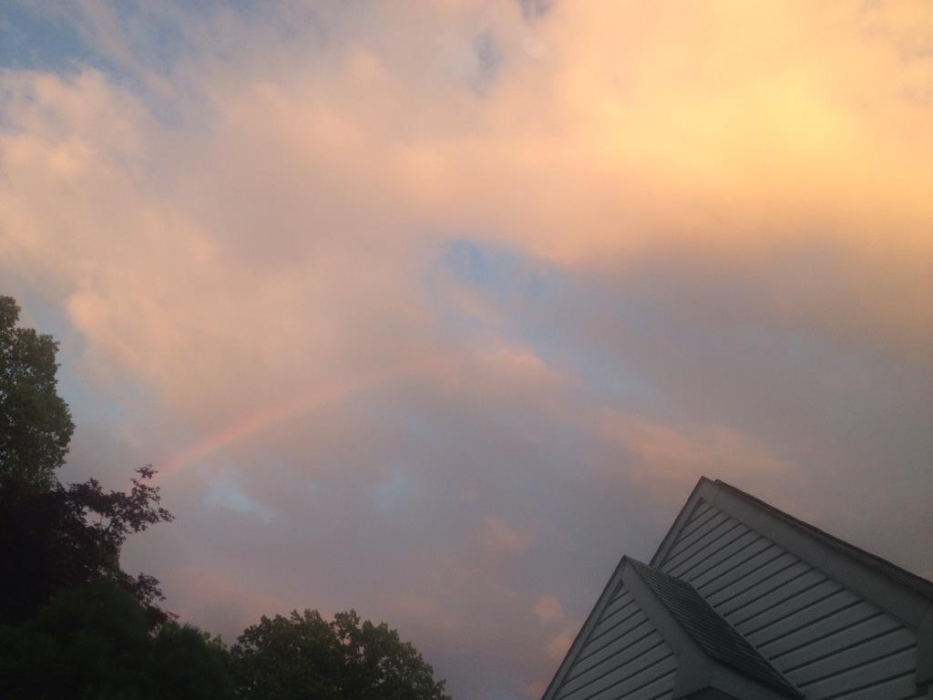 posimilkshake's tweet photo. there was a beautiful rainbow in the sky today and the whole world was golden 🌈 http://t.co/yP66DdjRfH