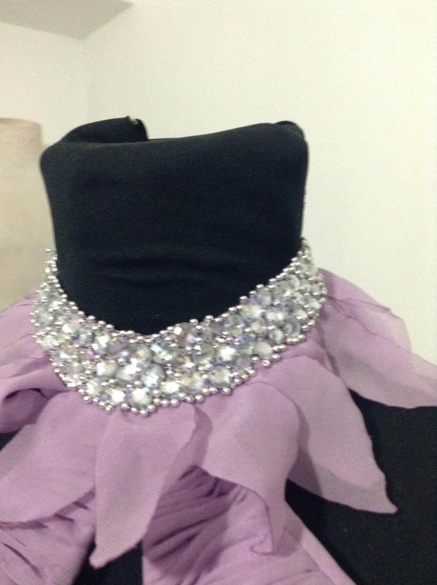MozaikoModa's tweet photo. ..Terminando de bordar el cuello del vestido! http://t.co/qemDOSZyom