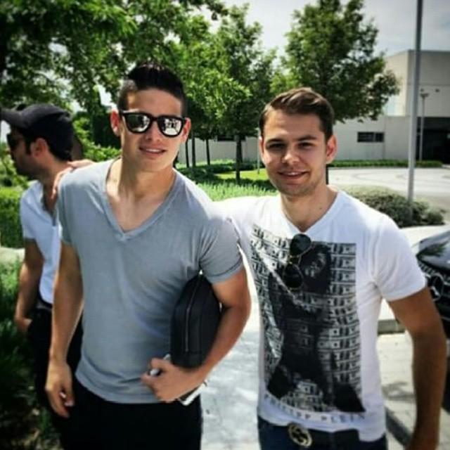 realmadrid_ig's tweet photo. James y un fan ... @jamesrodriguez10 #jamesrodriguez #jamesrodriguez10 #Jr10 #cristianoronaldo #cristiano #ronaldo … http://t.co/2f0WAk9Qvf