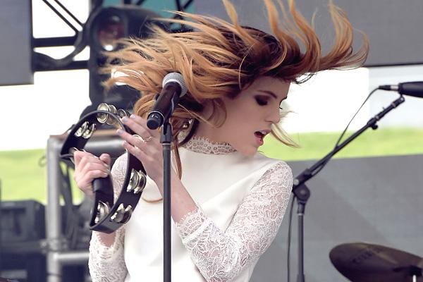 justjaredjr's tweet image. .@echosmith's @sydneysierota had the strongest hair game going on at #WangoTango jus.tj/kaa