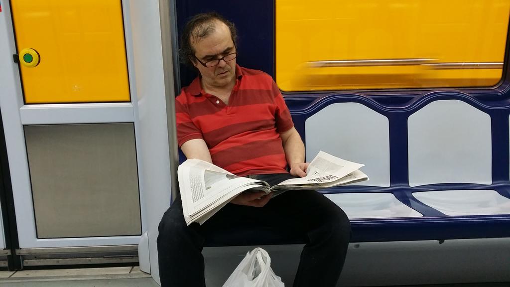 Cesc_Symbol's tweet photo. Don Marcelo Bielsa Metro. #DMBM http://t.co/8zZBBOj7pH
