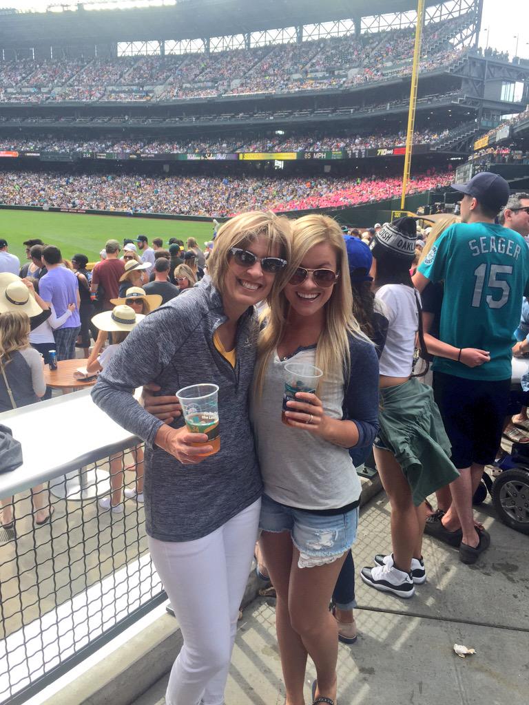 HeidiThaemert's tweet photo. It's a beautiful day for a Mariners game. #happymothersday #MarinersMom http://t.co/8RhonOUHB3
