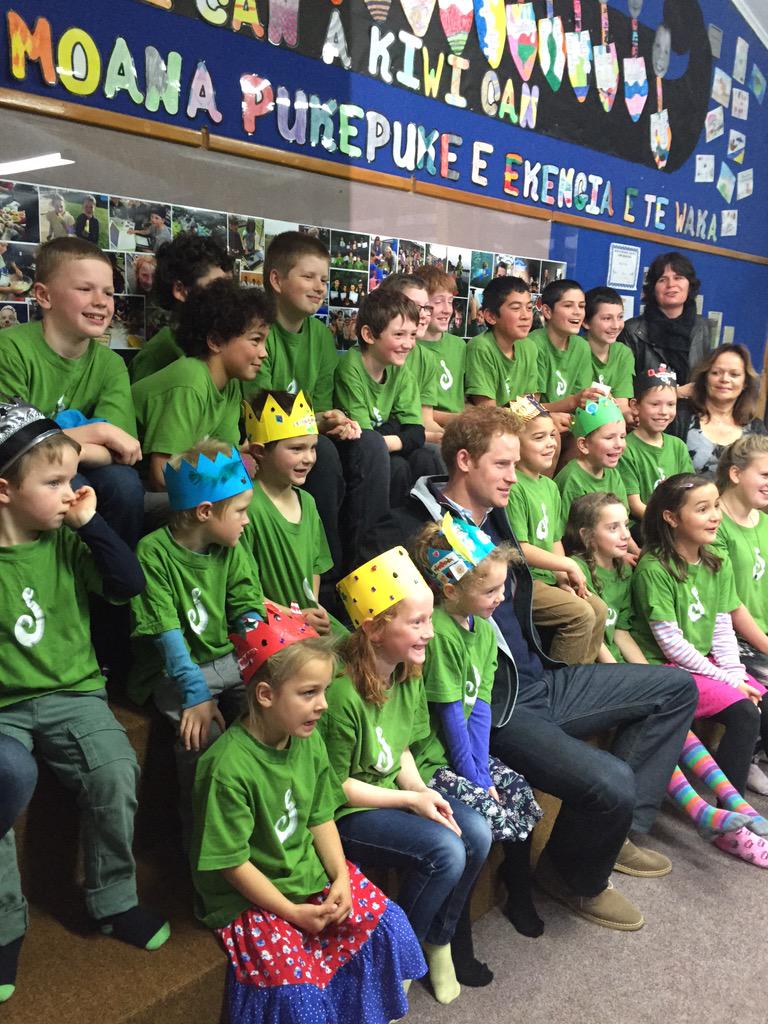 Group photo of #PrinceHarry and the kids of Halfmoon Bay School #StewartIsland #RoyalVisitNZ