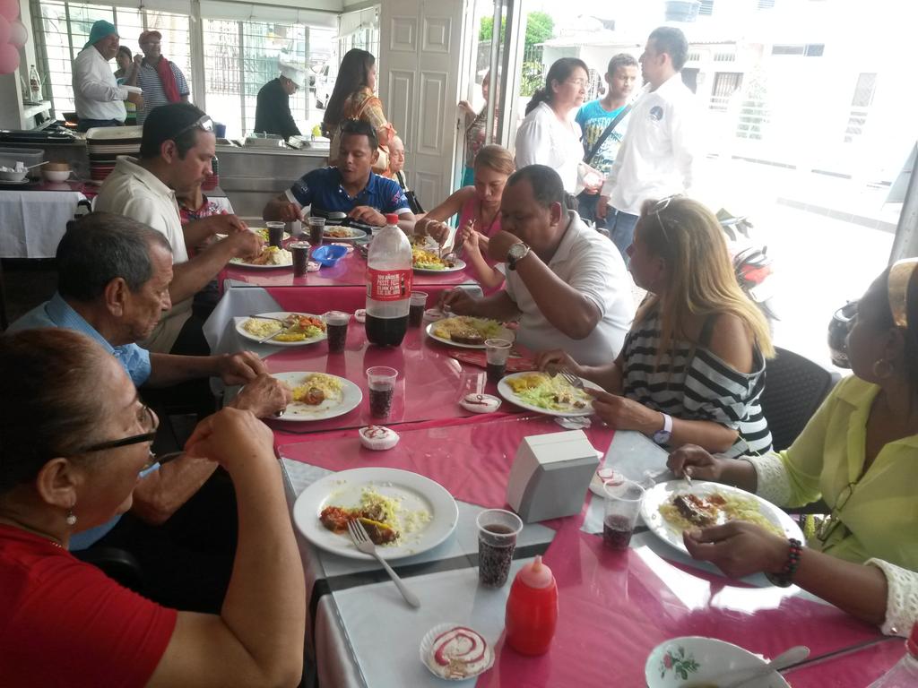 lejoa's tweet photo. Celebrando dia de las madres..#BendecidaYAfortunada http://t.co/a29PX0VsVZ