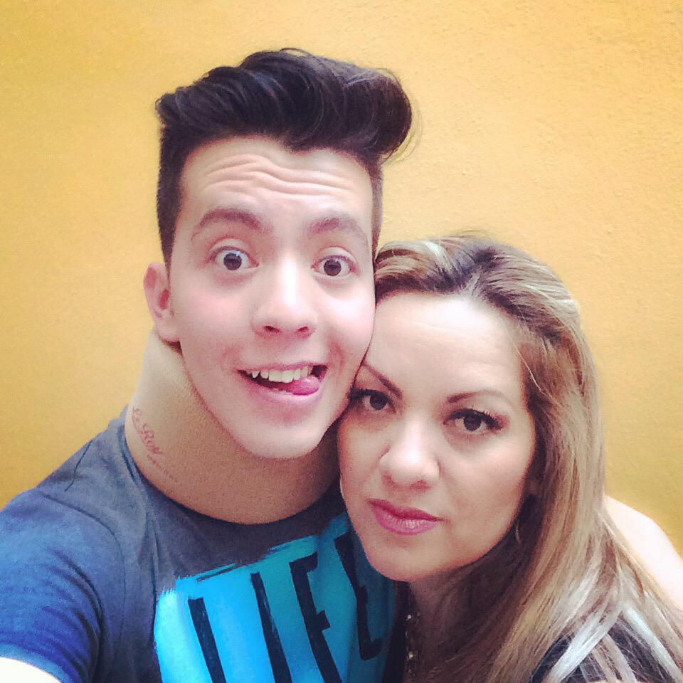 SKabecheTV's tweet photo. Mamá SKabeche disfrutando de su día, notan su rostro expresivo 😑 http://t.co/Fd5z53lLPQ