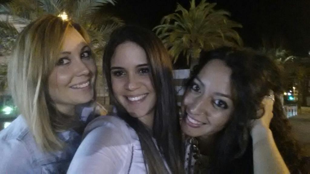 AnaRD_90's tweet photo. Tener amigas con las que te ríes de puras estupideces ; )) http://t.co/Ai8Fso5YnV