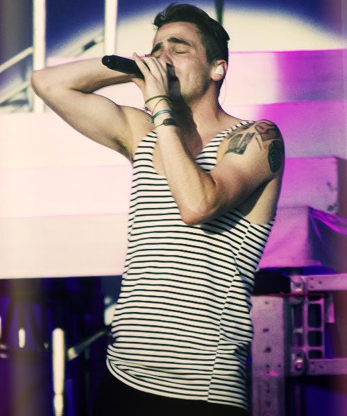 0iffelix's tweet photo. Essa é minha foto favorita do Kendall.. ele parece estar expandindo sentimentos.. ele ama cantar 😊 #BackBigTimeRush http://t.co/BJLLQtosvZ